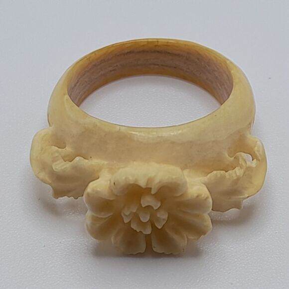 VINTAGE CARVED FLOWER CELLULOID RING US SIZE 8 - Picture 11 of 11